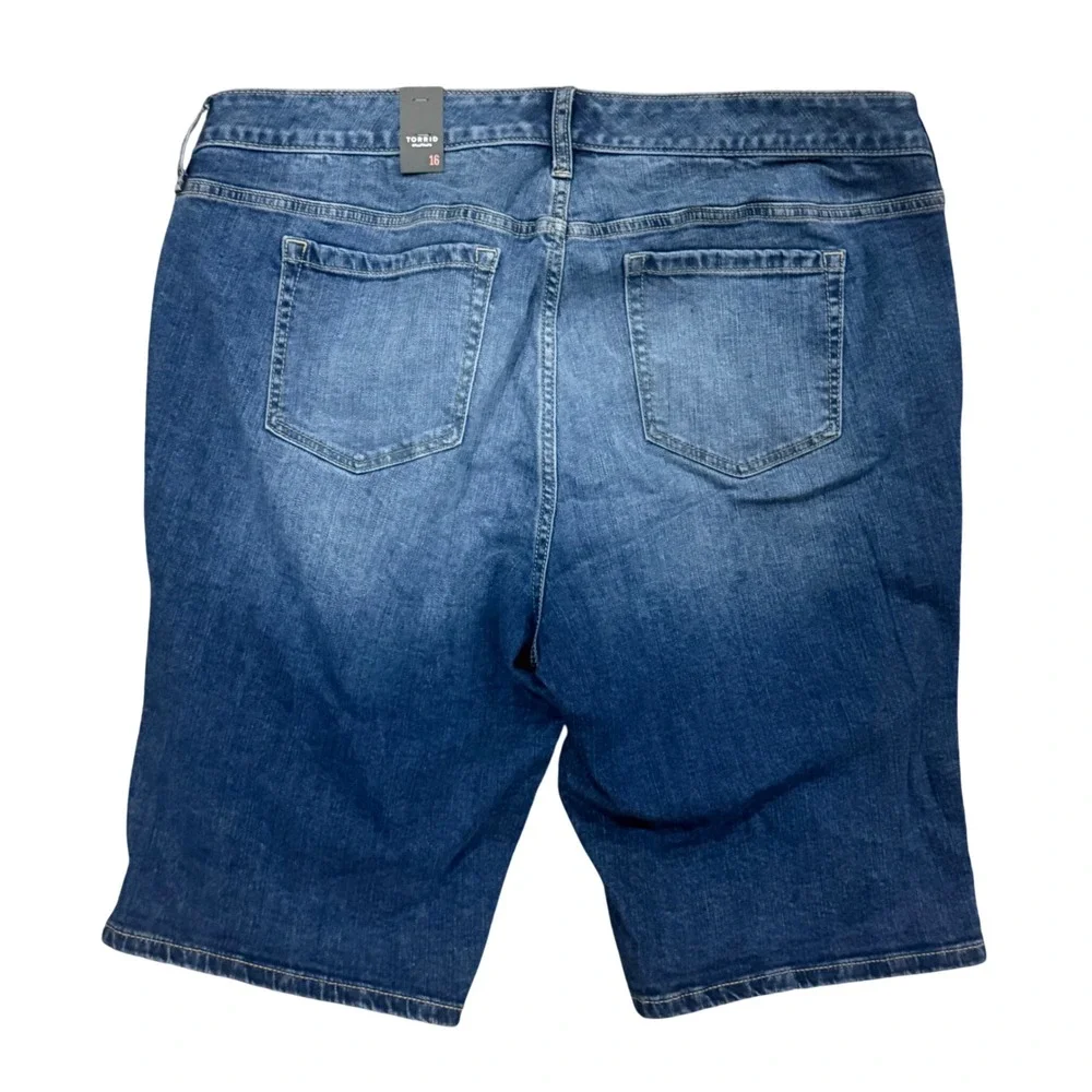 Torrid Womens Plus Size 16 Denim Bermuda Shorts Mid Wash Blue Stretch NWT - Picture 3 of 3